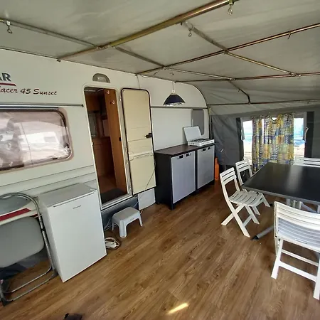 Caravan Near The Sea 4 キャンプ場 *